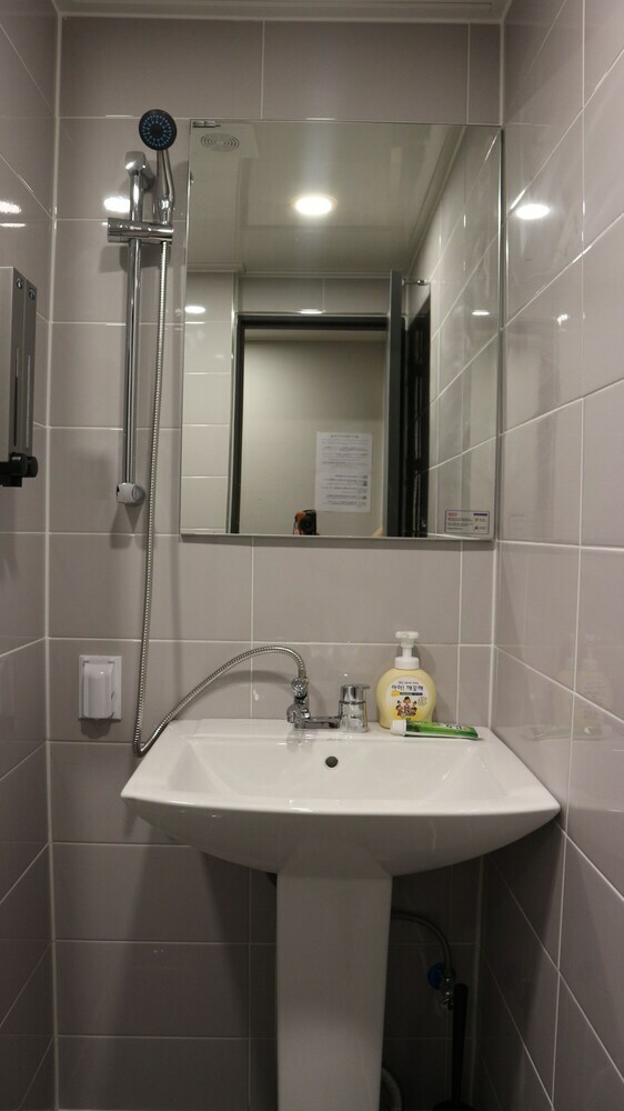 Hostal Zzzip Guest House