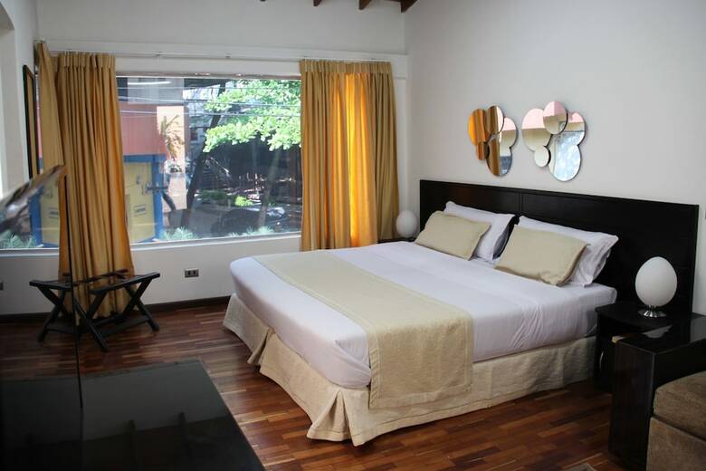 Hostal Lleras Calle 8