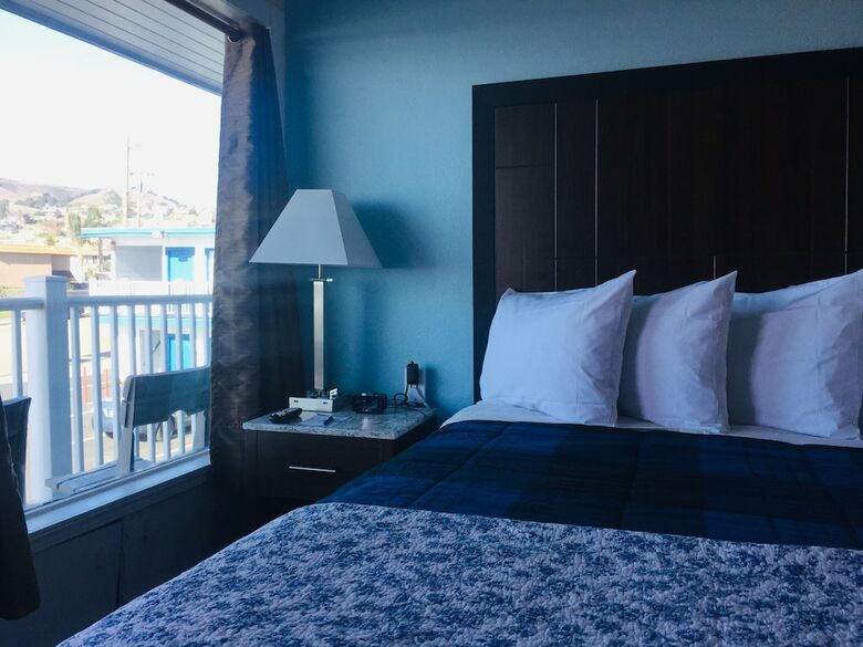 Dolphin Cove Motel