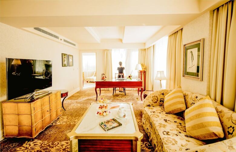 Apricot Hotel