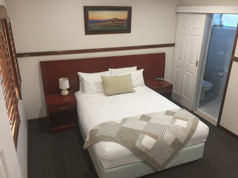 Across Country Motel And Serviced Apartments