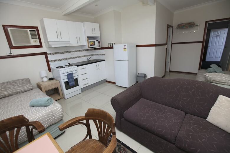 Across Country Motel And Serviced Apartments