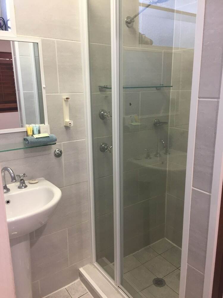 Across Country Motel And Serviced Apartments