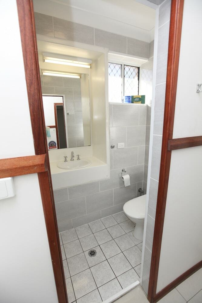Across Country Motel And Serviced Apartments
