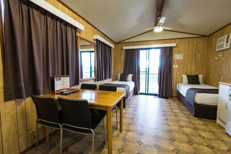 Motel Hotel Settlers