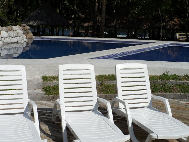 Hotel Puerto Barillas Marina & Lodge