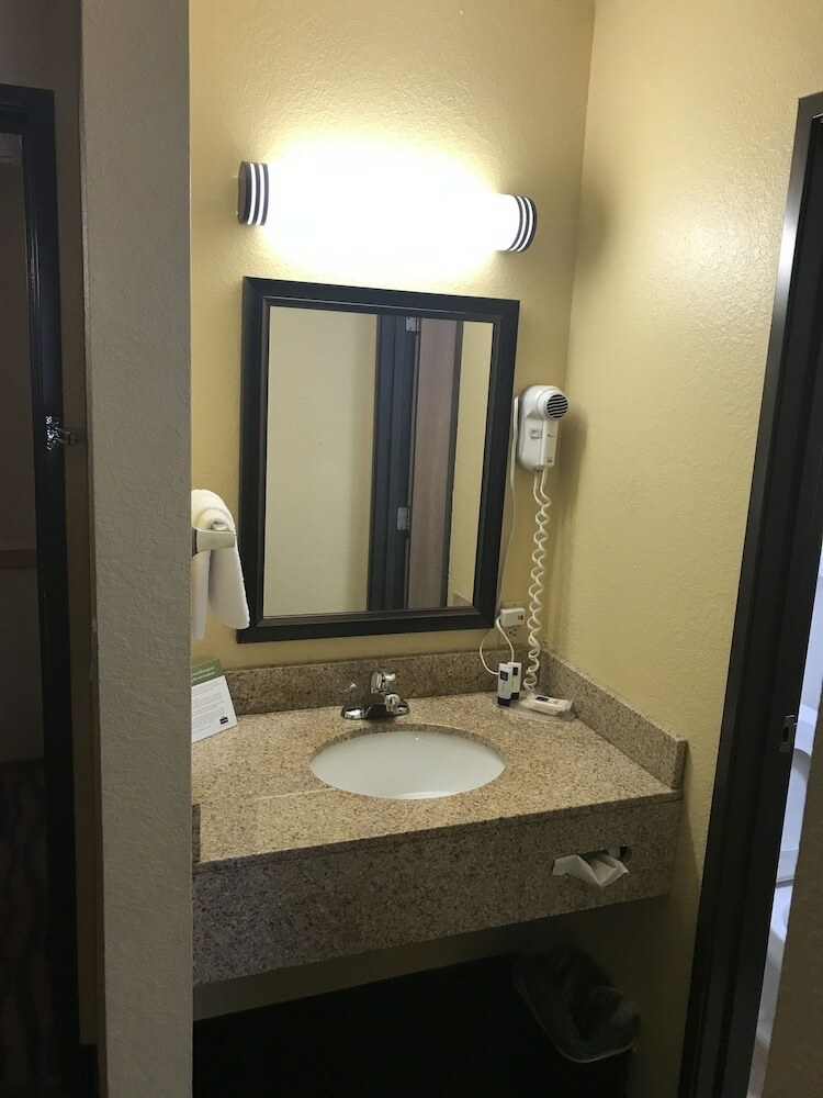 Hotel Americinn By Wyndham West Bend