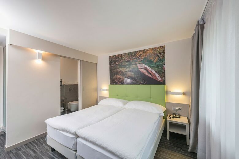 Adhhoc Hotel