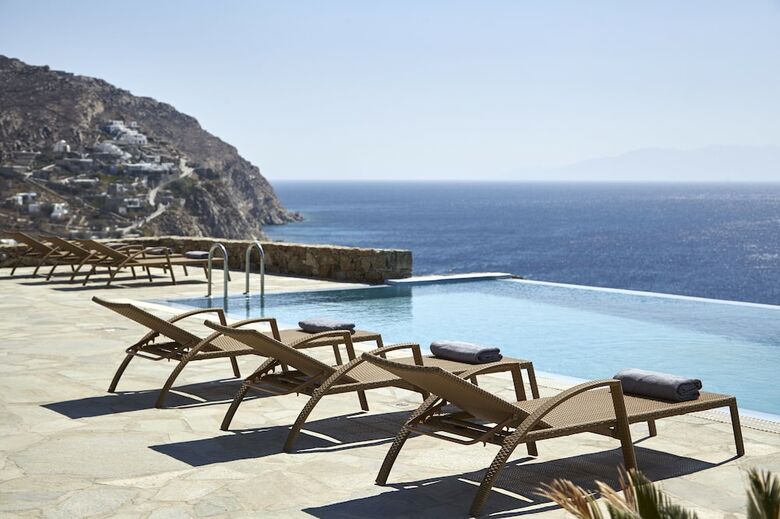 Villa Elia White Residence