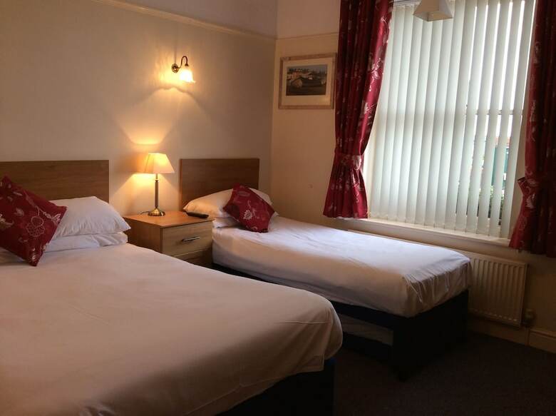 Hotel The Kings Head & Channel View
