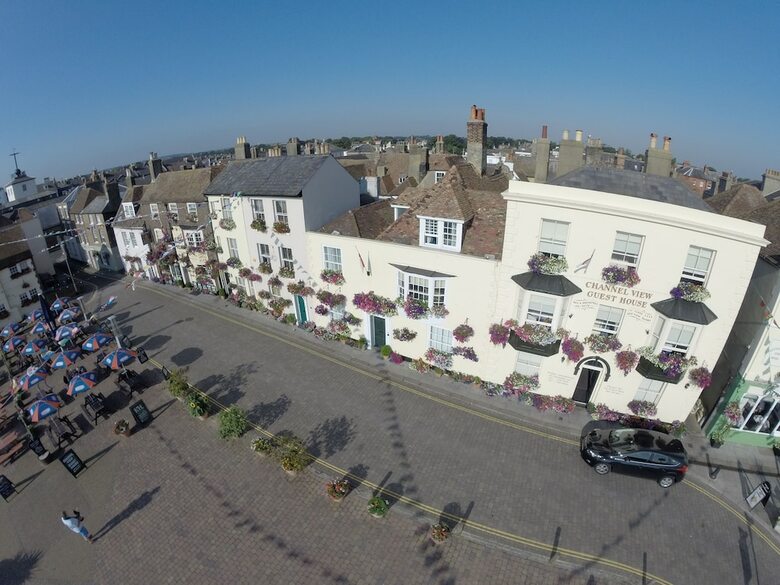 Hotel The Kings Head & Channel View