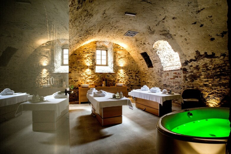Uroczysko Siedmiu Staw�w Luxury Hotel