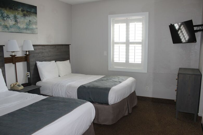 Shoreline Suites & Cabana Cottages