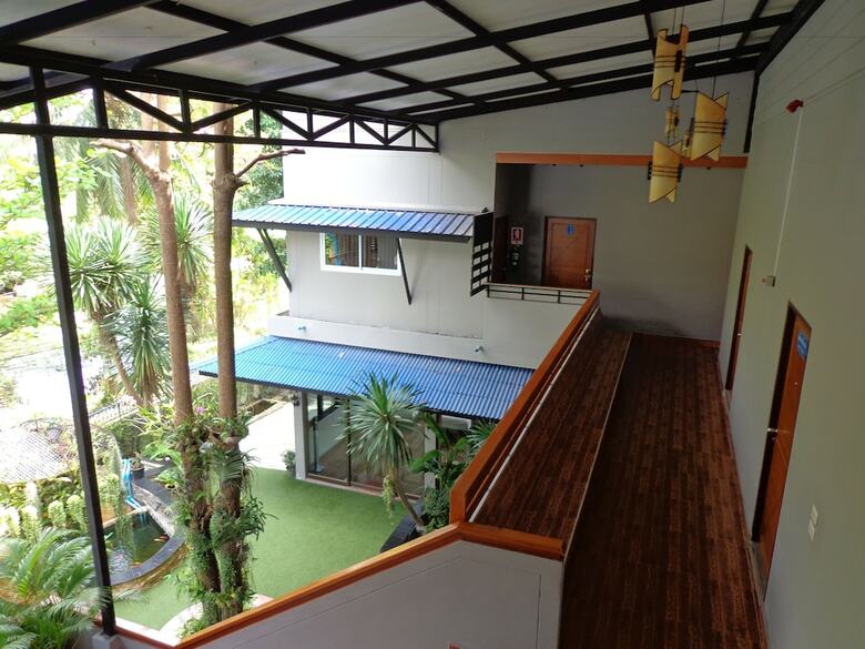 First & Frang Hotel