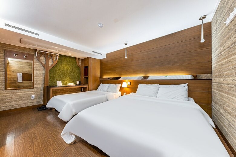 Friendly Dh Naissance Hotel By Mindrum Group