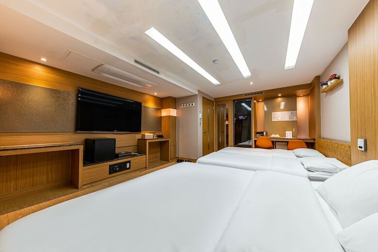 Friendly Dh Naissance Hotel By Mindrum Group