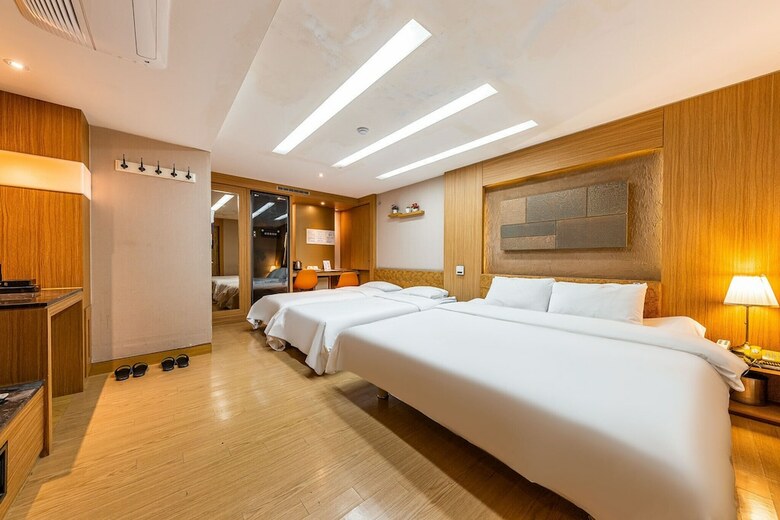 Friendly Dh Naissance Hotel By Mindrum Group