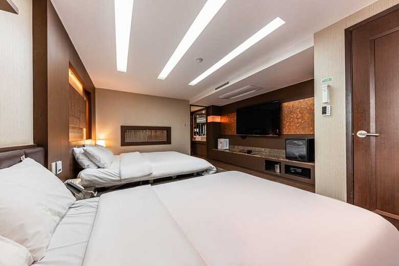 Friendly Dh Naissance Hotel By Mindrum Group