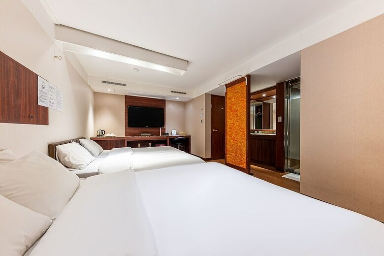 Friendly Dh Naissance Hotel By Mindrum Group