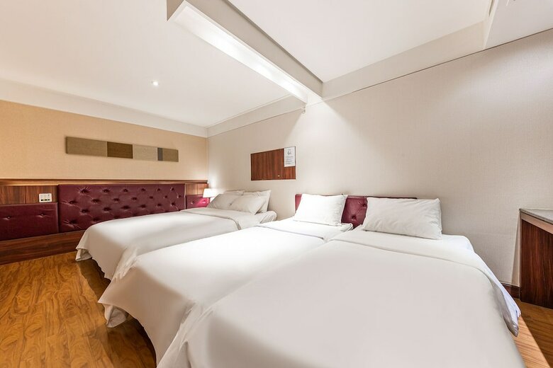 Friendly Dh Naissance Hotel By Mindrum Group