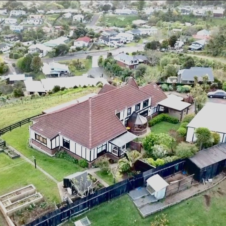 Chartre' Manor Bed & Breakfast