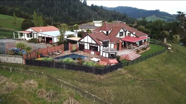 Chartre' Manor Bed & Breakfast