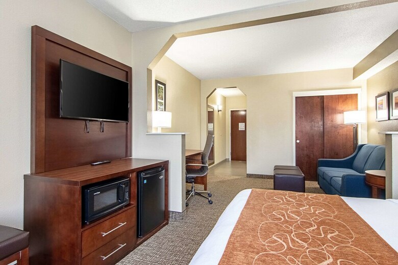 Hotel Comfort Suites Airport