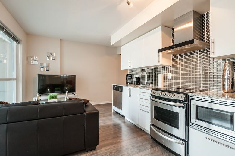 Life Suites - Front And Spadina