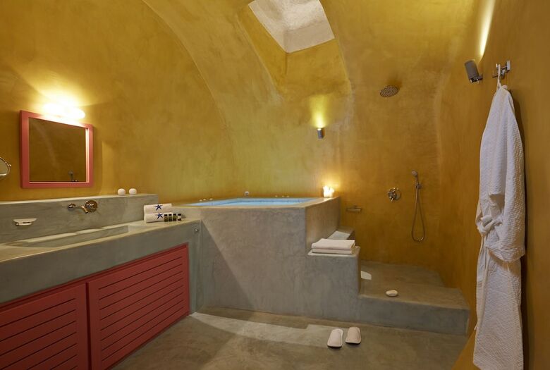 Hotel Caldera Edge Suites