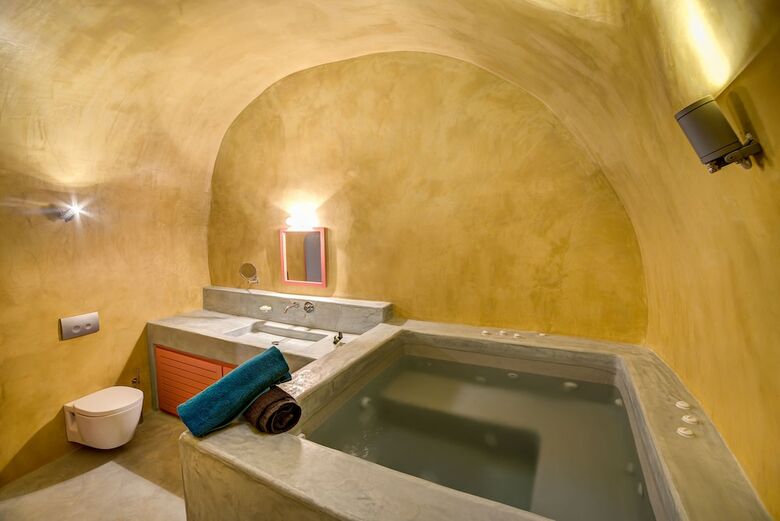 Hotel Caldera Edge Suites