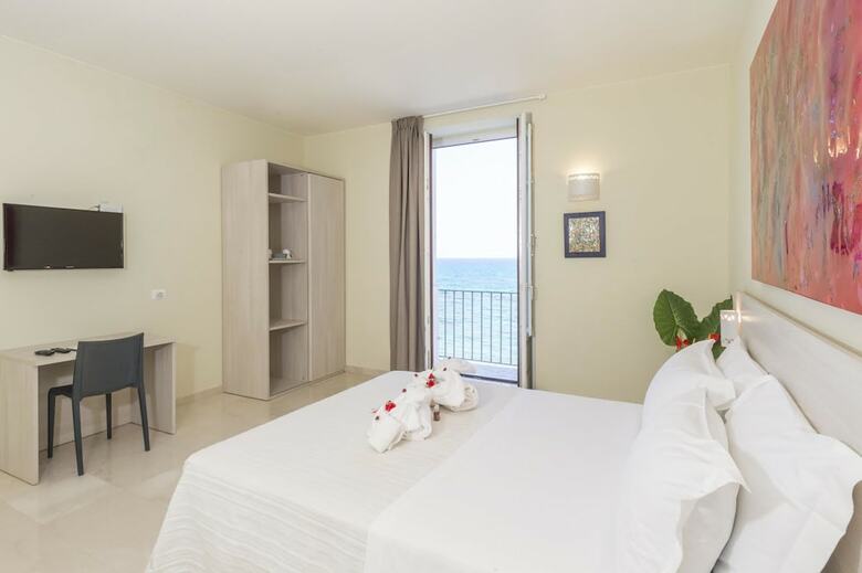 Hotel Central Gallery Rooms