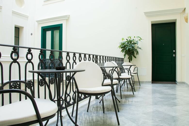 Hotel Central Gallery Rooms