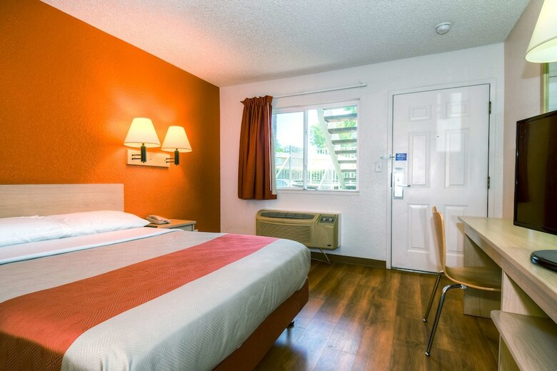 Motel 6 Costa Mesa