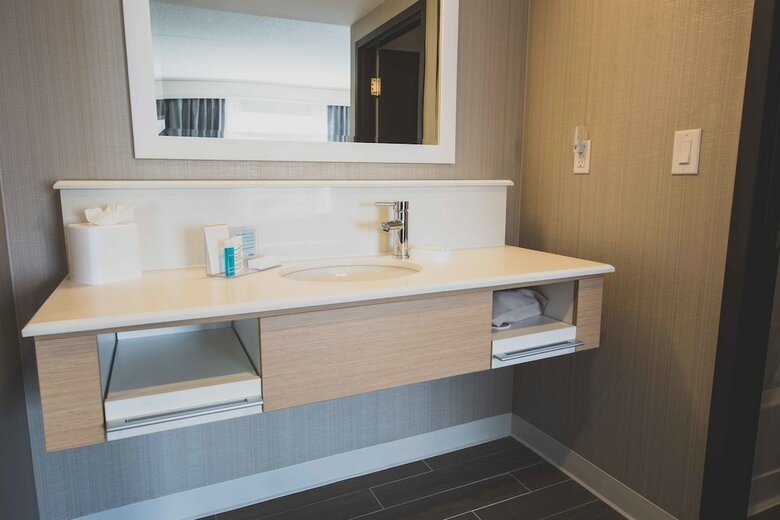 Hotel Hampton Inn & Suites By Hilton Bolton, On, Canada