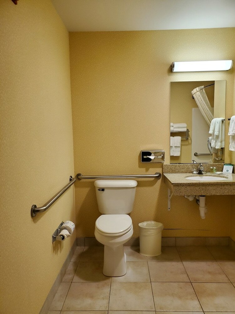 Boarders Inn & Suites By Cobblestone Hotels - Shawano