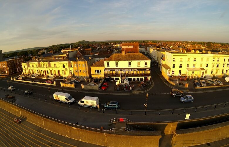 Posada The Royal Clarence Hotel (On The Seafront)