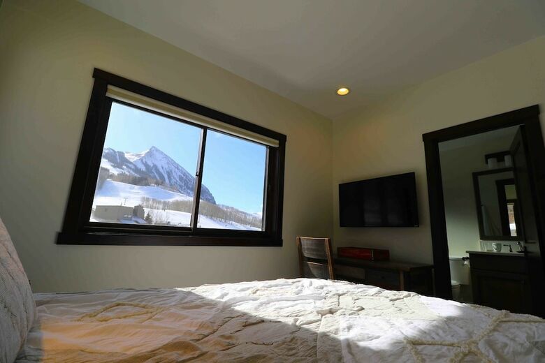 Crested Mountain North By Cb Lodging
