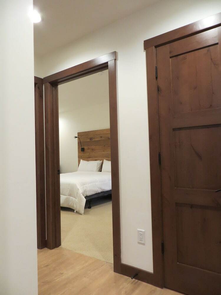 Crested Mountain North By Cb Lodging