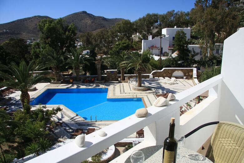 Armadoros Hotel / Ios Backpackers