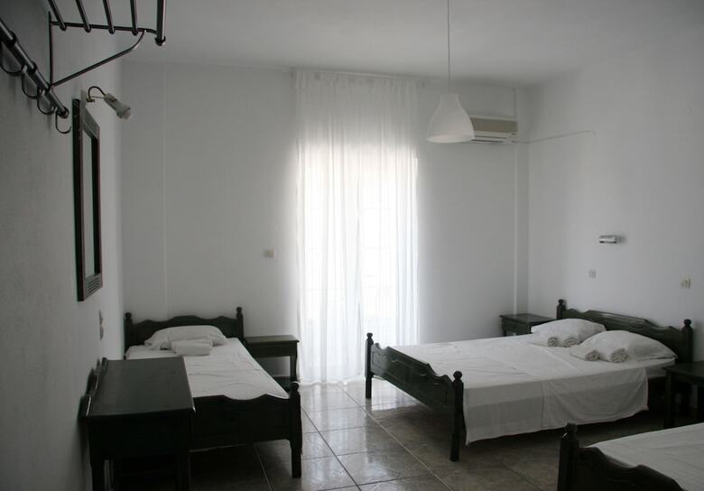 Armadoros Hotel / Ios Backpackers