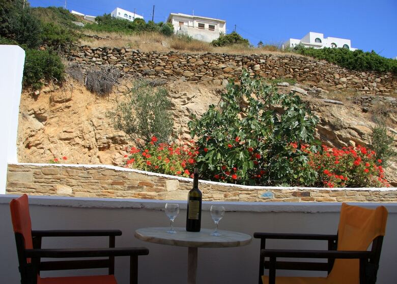 Armadoros Hotel / Ios Backpackers