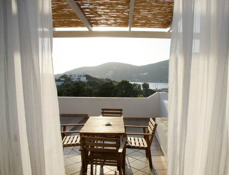 Armadoros Hotel / Ios Backpackers