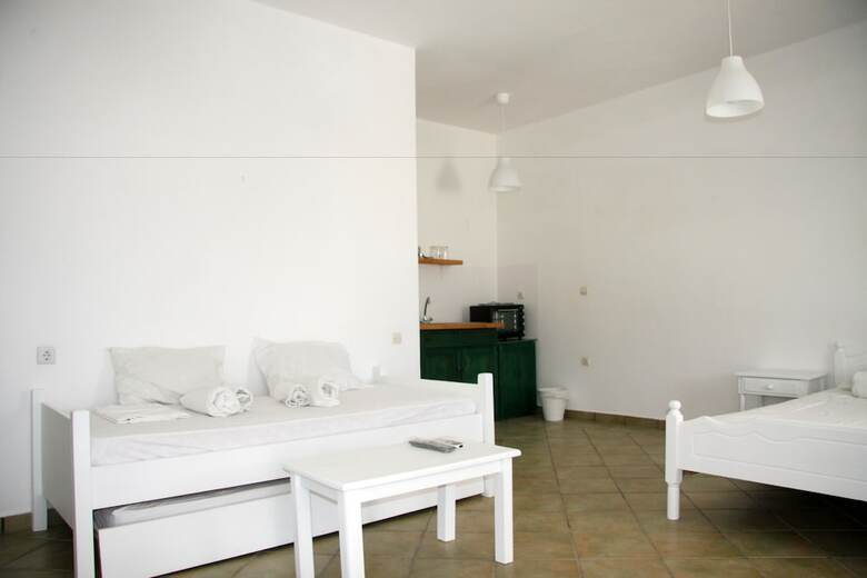 Armadoros Hotel / Ios Backpackers