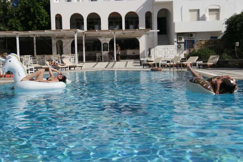 Armadoros Hotel / Ios Backpackers