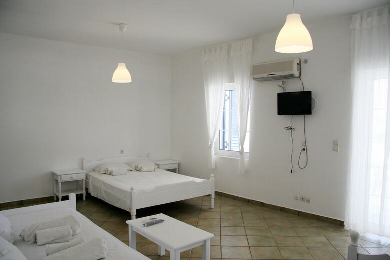 Armadoros Hotel / Ios Backpackers