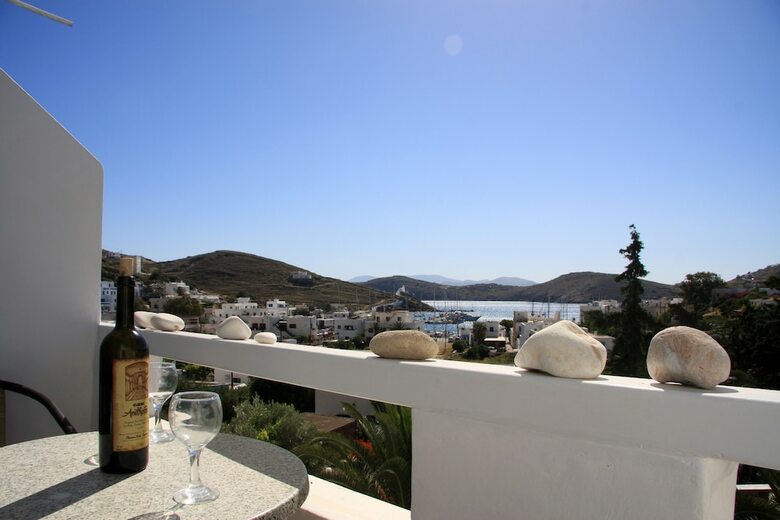 Armadoros Hotel / Ios Backpackers