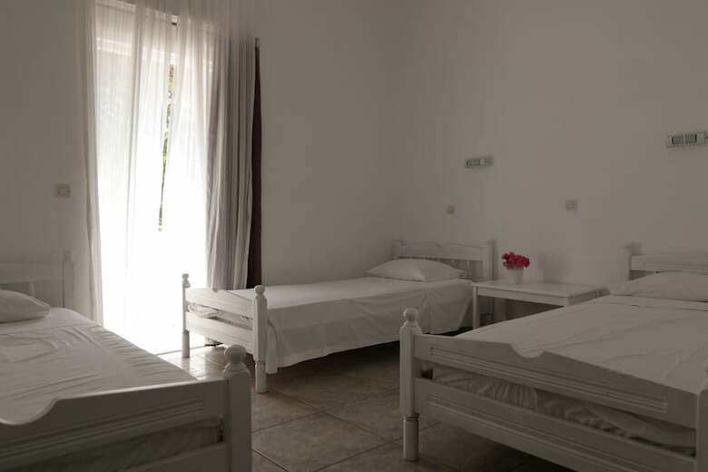 Armadoros Hotel / Ios Backpackers