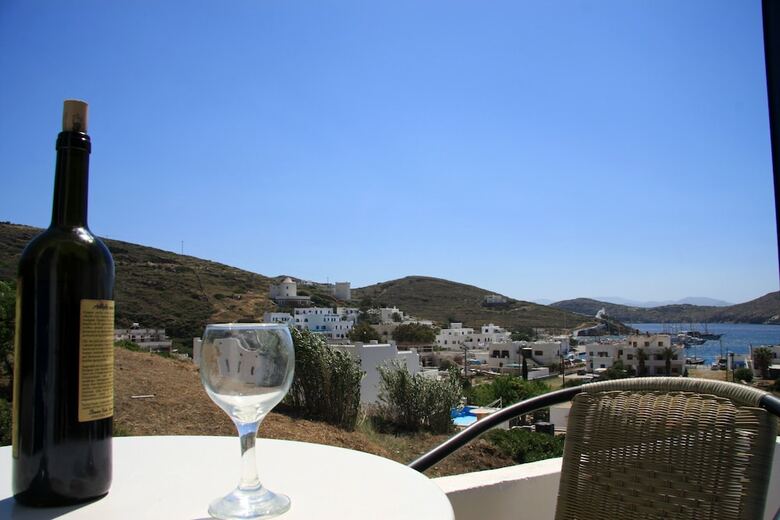 Armadoros Hotel / Ios Backpackers