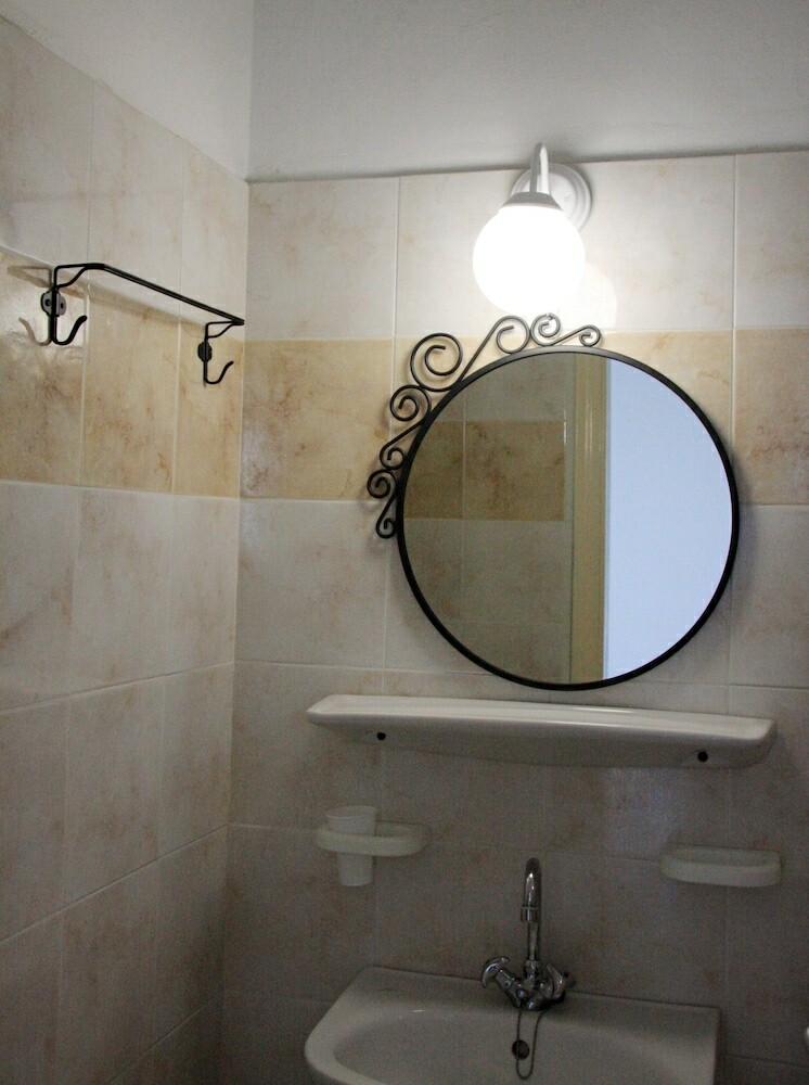 Armadoros Hotel / Ios Backpackers