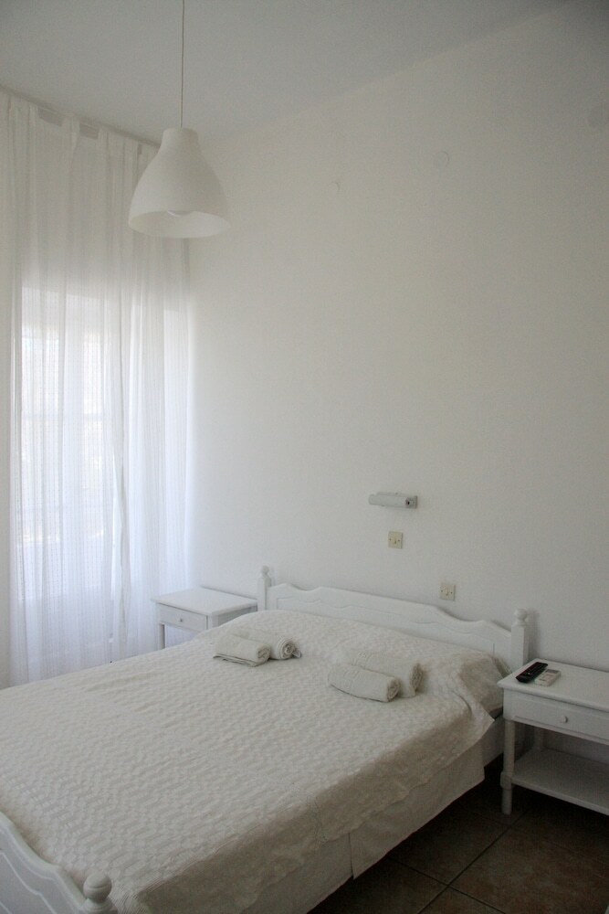 Armadoros Hotel / Ios Backpackers